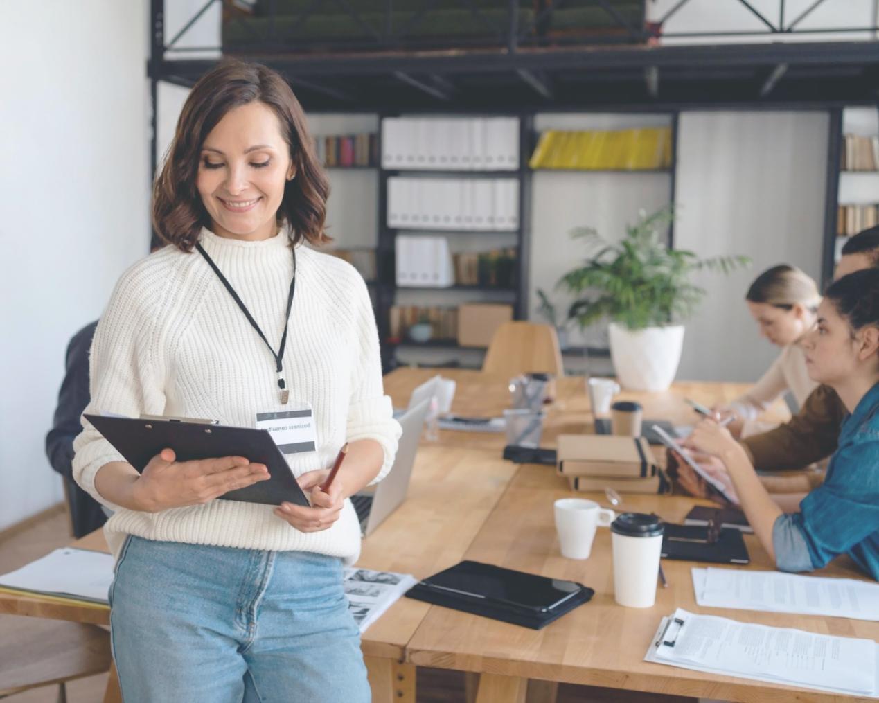 Equipo de analistas financieros trabajando con tecnología avanzada