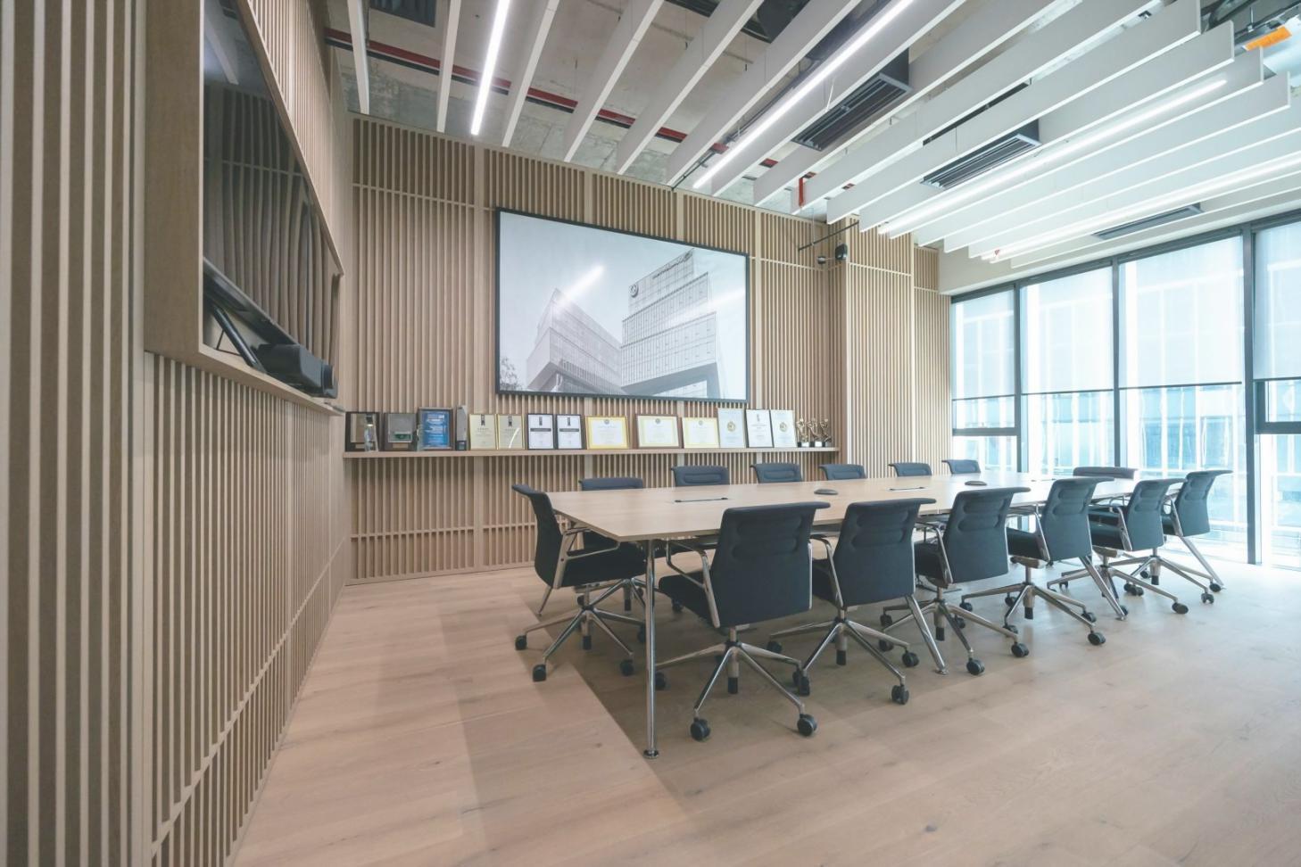 Moderna oficina de análisis financiero con múltiples pantallas de datos